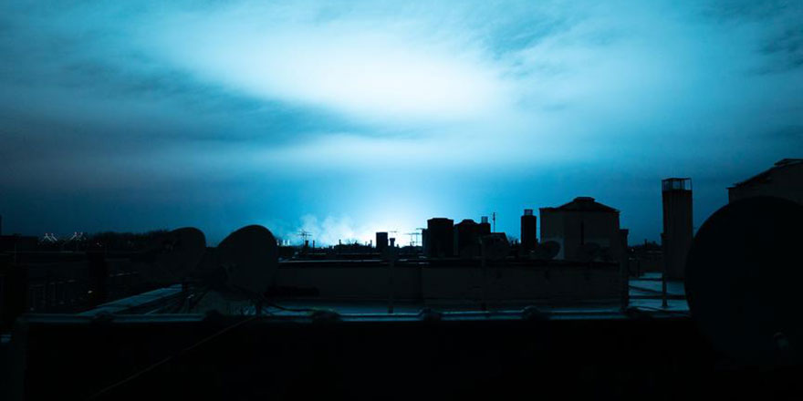 New York semaları bir anda mavi ışığa büründü