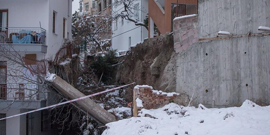 Ankara'da apartmanın istinat duvarı yan binaya devrildi