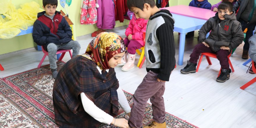 Sosyal medya ile 100 öğrenciye yardım etti