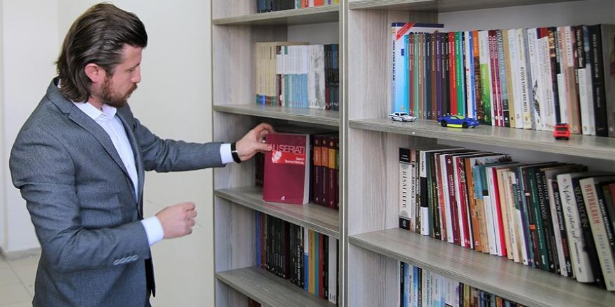 Şeker ve güzel kokuyla kitap sevgisi aşılıyor