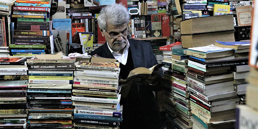 30 bin kitaba gözü gibi bakıyor