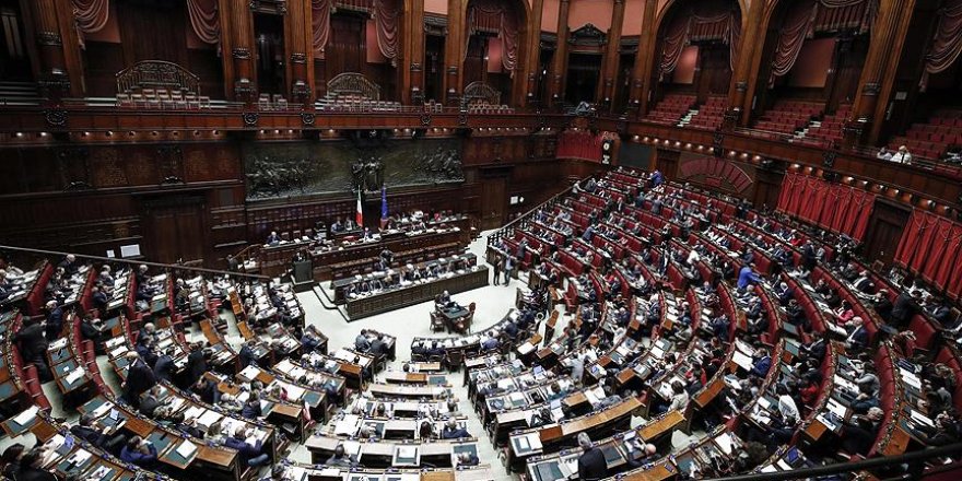 İtalya'nın tartışmalı bütçesi mecliste kabul edildi