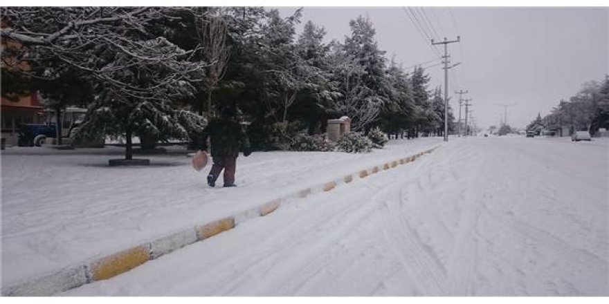 Burdur'da yerde örtü bırakan kar sevince neden oldu