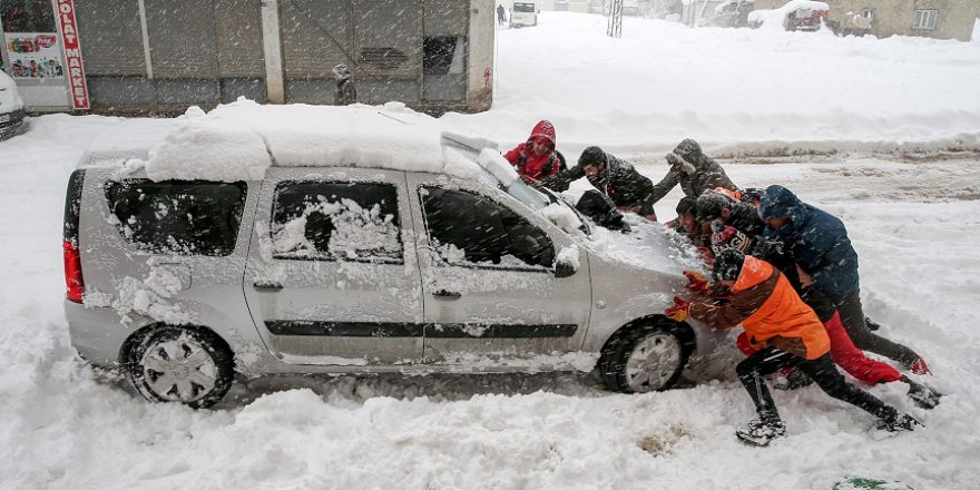 Yüksekova'da kar kalınlığı yarım metreyi geçti