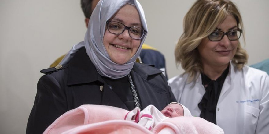 Bakan Selçuk, yeni yılın 'ilk bebeğini' ziyaret etti