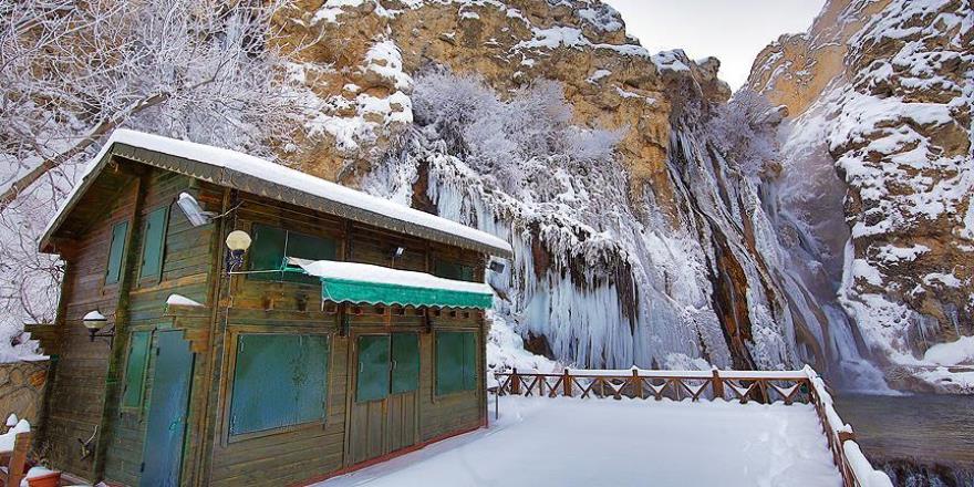 Malatya'da Günpınar Şelalesi dondu