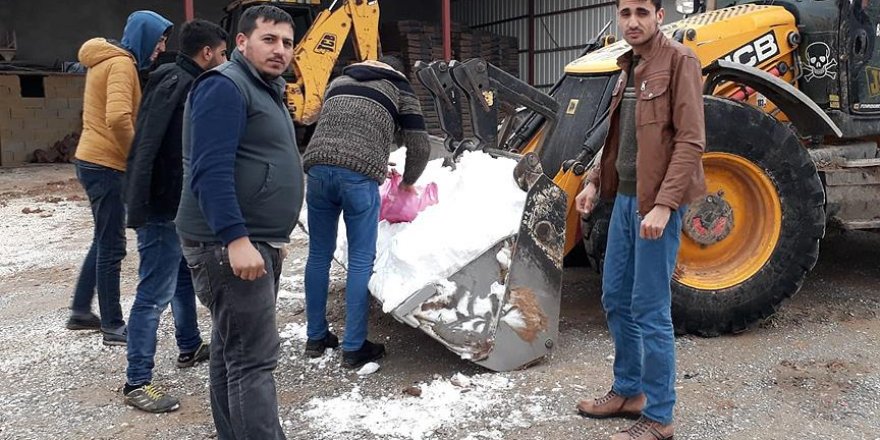 8 yıldır kar yağmayan köye kepçeyle kar taşıdılar