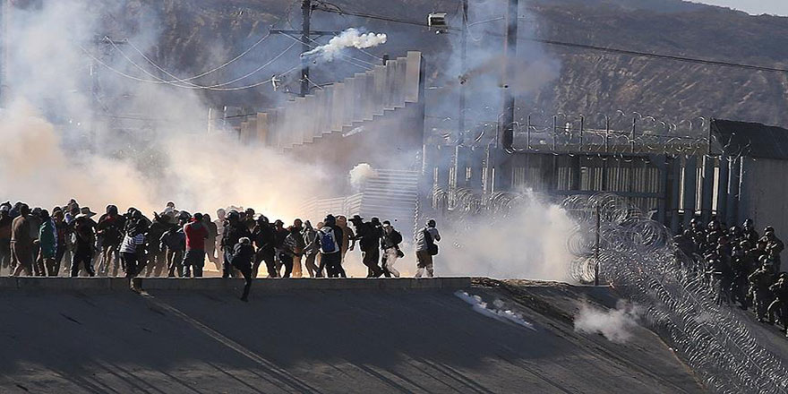 ABD'den göçmenlere göz yaşartıcı gazla müdahale