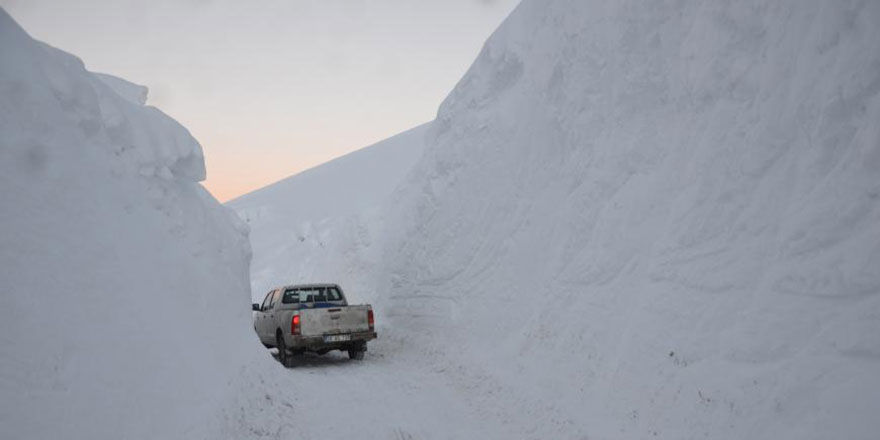 Yüksekova'da kar kalınlığı yer yer 4 metreyi aştı