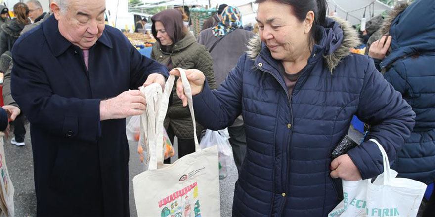 İstanbul Esnaf Odaları Birliği bez çanta dağıttı