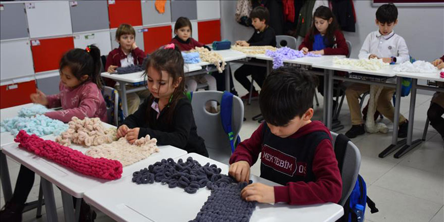 Arkadaşları için atkı ve bere örüyorlar