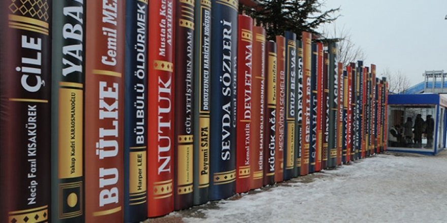 Tunceli duraklarında hem ısınılıyor hem okunuyor