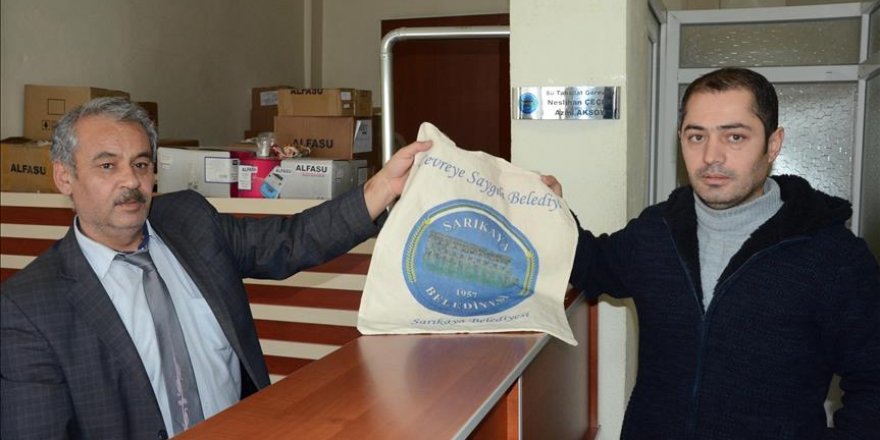 Belediye poşet kullanımını önlemek için 8 bin bez çanta yaptırdı