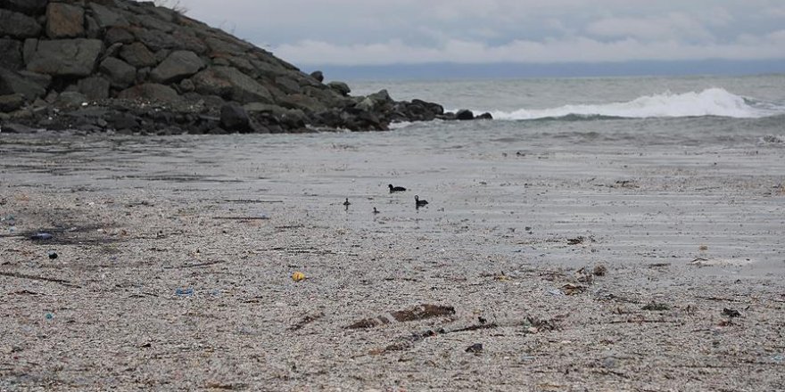 Rize'de etkili olan fırtına deniz kirliliğini gözler önüne serdi