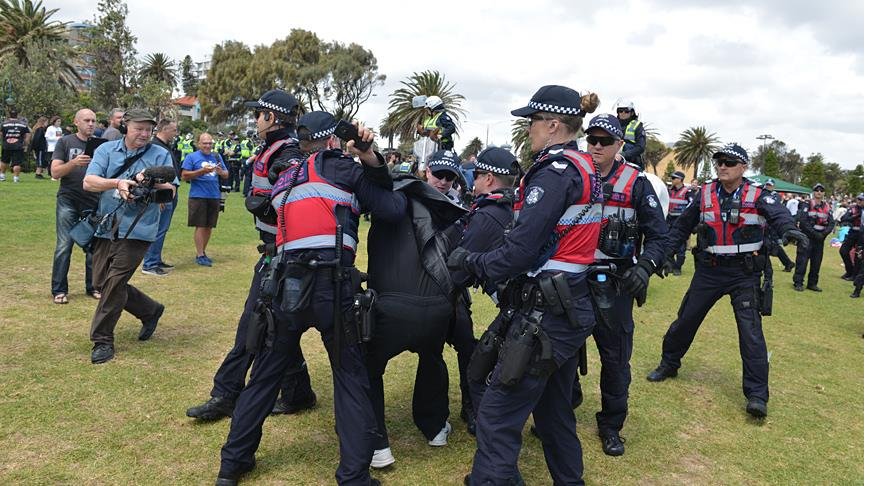 Göçmen karşıtları ile yanlıları birbirine girdi