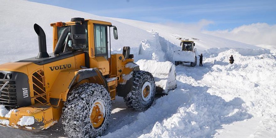 Sivas'ta kar yağışı 200'den fazla köye ulaşımı kapattı