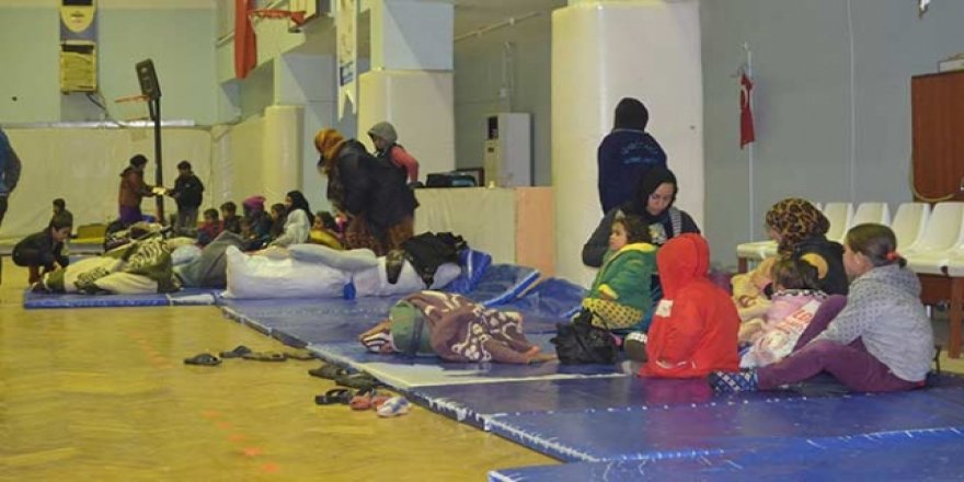 Adana'da tarım işçilerinin çadırlarını su bastı