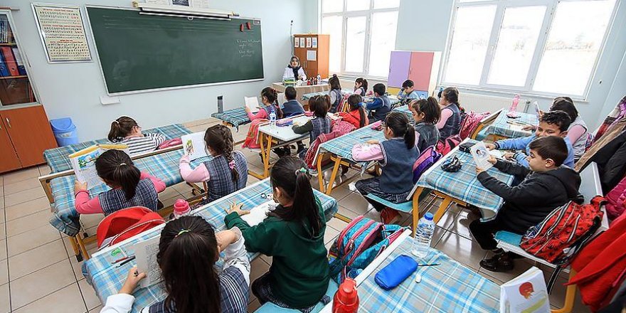 Önce kitap okuyup sonra ders işliyorlar