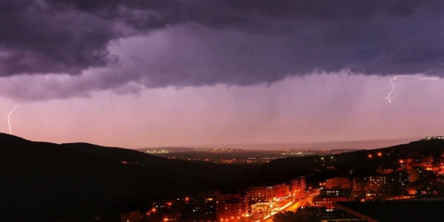 Sübhanallah! Hatay'da şimşekler geceyi gündüze çevirdi