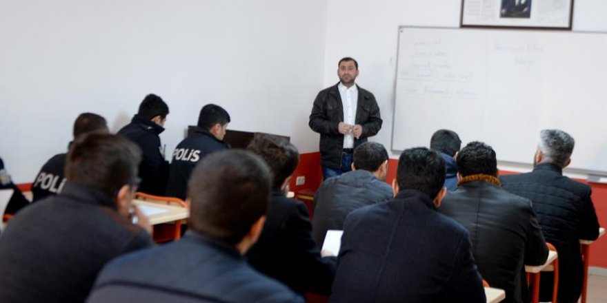 Kilisli polisler Suriyeliler için Arapça öğreniyor