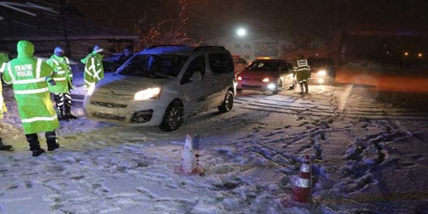 Kar nedeniyle kapanan Erzincan-Gümüşhane yolu yeniden açıldı