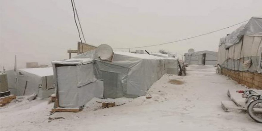Lübnan'da mültecilerin kampını kar fırtınası vurdu