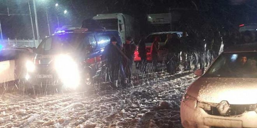 Karda mahsur kalan vatandaşlar için ekipler seferber oldu