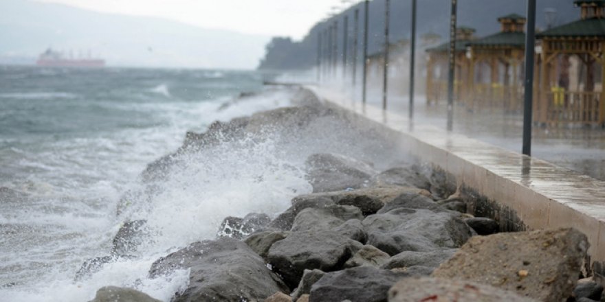 Kuzey Ege'deki 'fırtına' adalara ulaşımı durdurdu