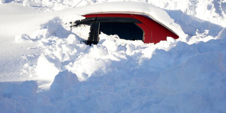 Bitlis'te ev ve araçlar kara gömüldü