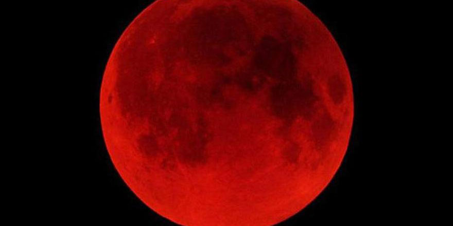 Kanlı Ay tutulması sırasında Ay’a bir cisim çarptı, patladı
