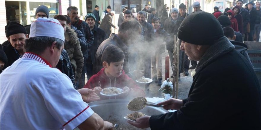 10 yıldır her Cuma Namazı çıkışında pilav ikram ediyorlar