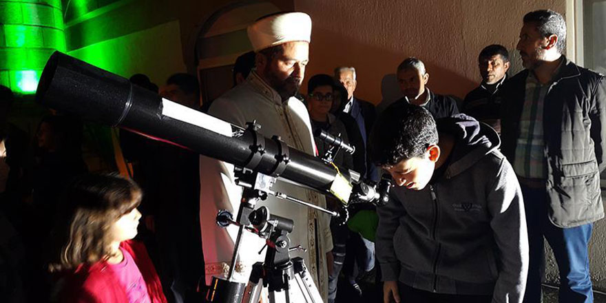 İmam camiye teleskop koydu cemaat arttı