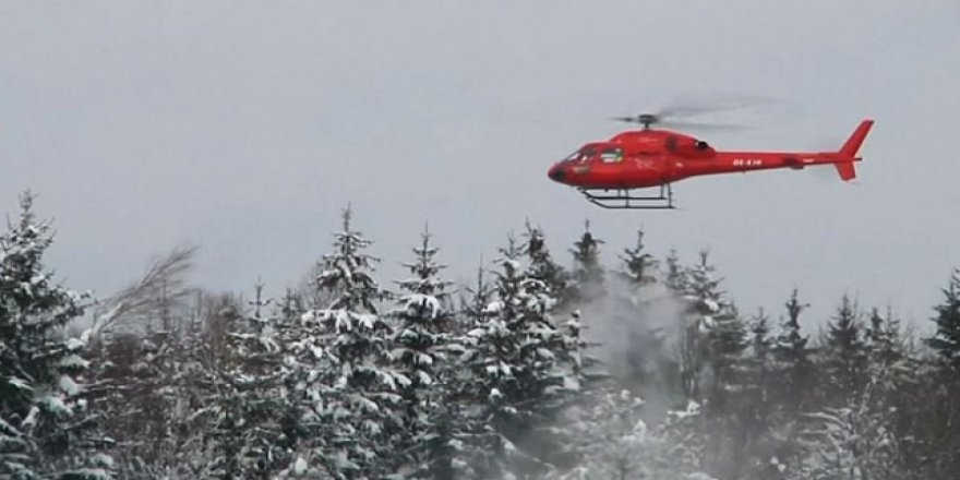 Araçların üzerine kar düşmesin diye helikopterli temizlik