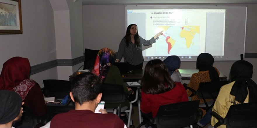 İstanbul'da ücretsiz 12 dilde eğitim