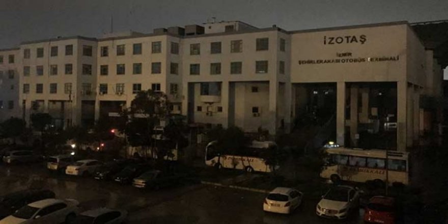 İzmir'de etkili olan yağış ile otogar karanlıkta kaldı