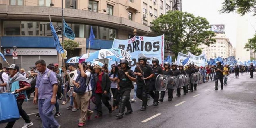 Arjantin halkı zamların geri çekilmesini istiyor