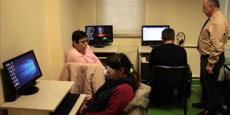 Kendisi gibi görme engellilere bilgisayar öğretiyor