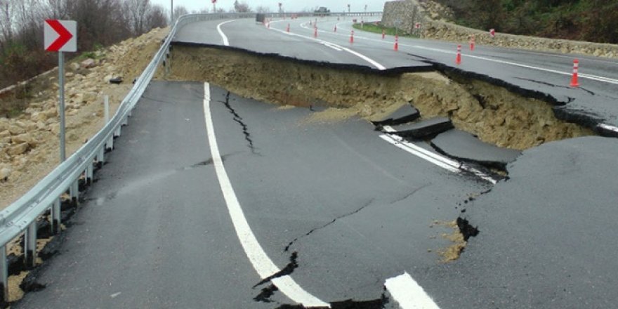Düzce'de yoğun sağanak yol çökertti