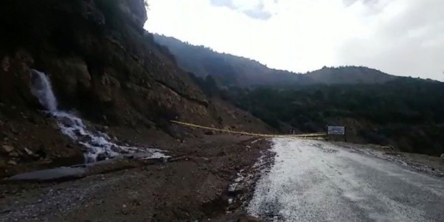 Aşırı yağış heyelan riski oluşturdu, yol kapandı