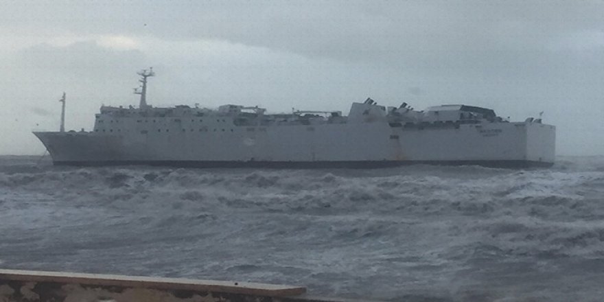 Mersin'de fırtına nedeniyle gemi karaya oturdu