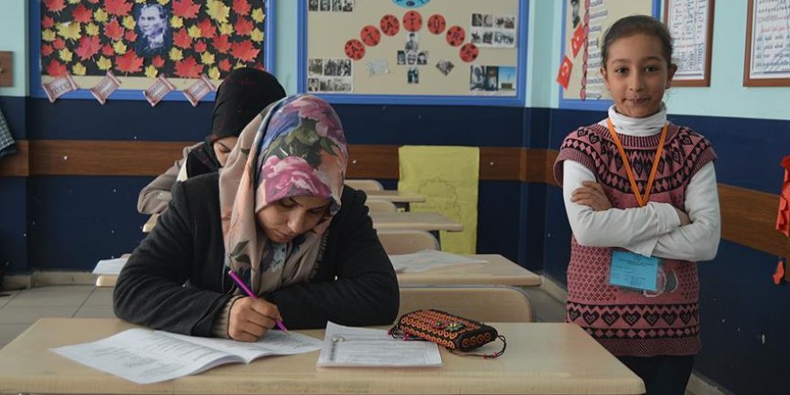 'Okuma aşkı' ile girdikleri sınavda çocukları gözetmen oldu