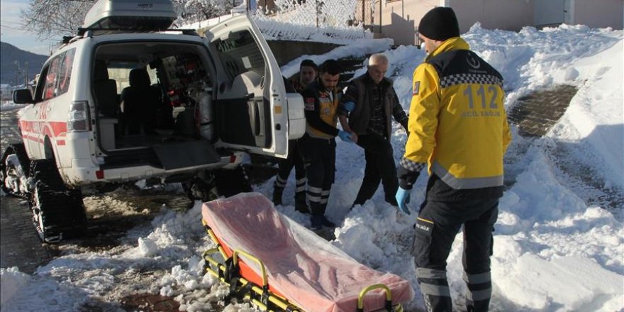 Karda kışta vatandaşa 'şifa' olmaya çalışıyorlar