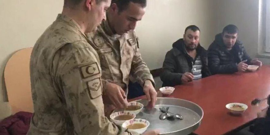 Kar nedeniyle yolda kalanlara Mehmetçik'ten sıcak çorba