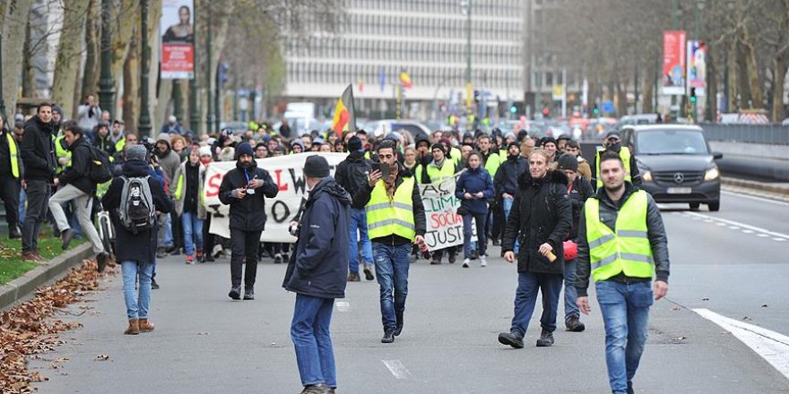 Sarı yelekliler Google binasına barikat kurdu