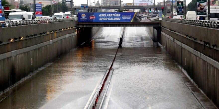 Adana'da evleri su bastı araçlar yolda kaldı