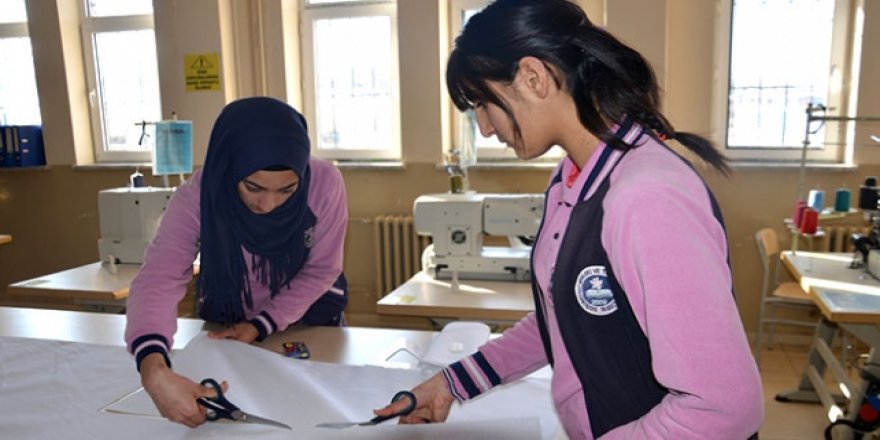 Ücretli poşet uygulamasına destek için çanta diktiler