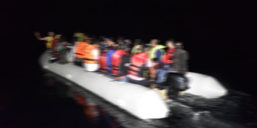 Akdeniz'de 20 düzensiz göçmenin bulunduğu bot battı