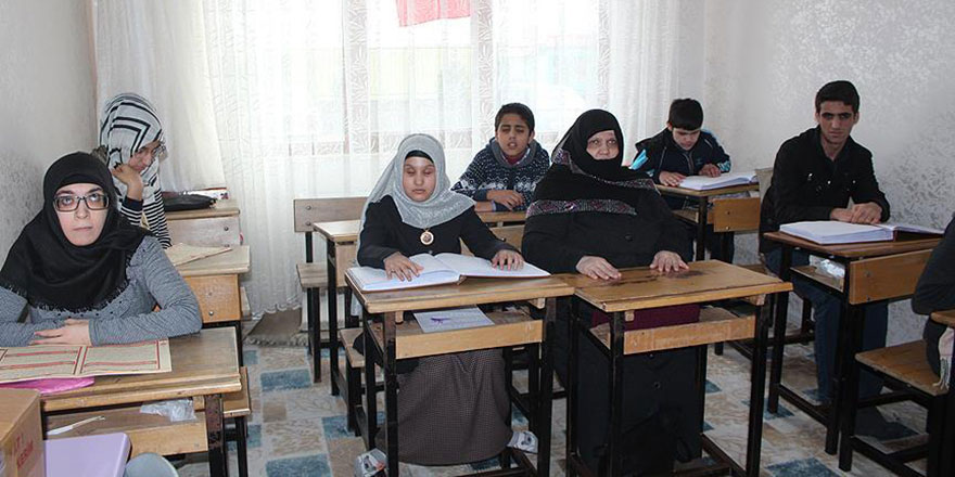 Karanlık dünyaları Kur'an ile aydınlanıyor