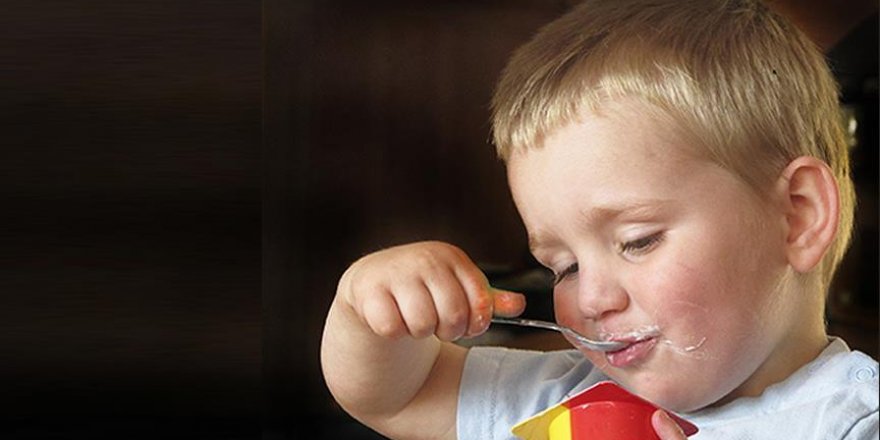 Bebeğinize yemek yedirirken meyveli yoğurta dikkat edin