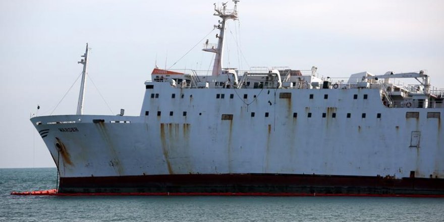 Mersin'de karaya oturan geminin etrafına bariyer çekildi